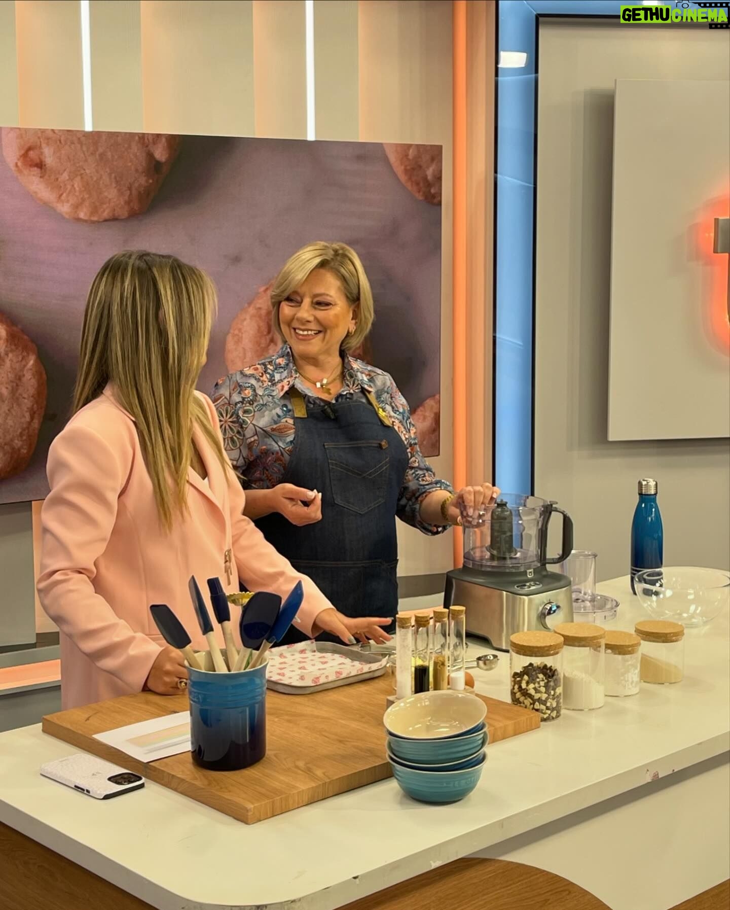 Cátia Goarmon - 0.9K Likes - E para acabar em bom…. 🥁 Chocolate chip cookies! 🍪
INGREDIENTES:
• 100g de manteiga à temperatura ambiente
• 100g de açúcar amarelo
• 1 ovo
• 150g de farinha
• 50g de amido de milho
• 1 colher de café de bicarbonato de sódio
• 1 colher de café de flor de sal
• 1 colher de chá de essência de baunilha
• 80g de chocolate negro
• 80g de chocolate branco
• 80g de chocolate de leite
PREPARAÇÃO:
Num processador misture 100g de manteiga à temperatura ambiente com 100g de açúcar mascavado, 1 ovo, 150g de farinha, 50g de amido de milho, 1 colher de café de bicarbonato de sódio e 1 colher de chá de essência de baunilha.
Retire para uma taça e caso seja necessário leve ao frio por 20 minutos.
Envolva na massa 80g de chocolate branco, 80g de chocolate negro, 80g de chocolate de leite cortados com faca.
Num tabuleiro de forno forrado a papel vegetal coloque com a ajuda de uma colher de gelado, 12 bolas de massa afastadas entre si.
Leve ao forno, pré-aquecido a 180ºC, durante 15 minutos.