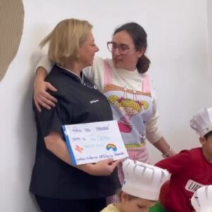 Cátia Goarmon Instagram - Uma garoupa escondida nas batatas preparada pela Chef Cátia, deixou a pequenada da Escola de Santo António, Parede, ainda mais satisfeita durante o almoço de hoje no refeitório. É o projeto “O Chef vai à Escola”, que desafia Chefs de Cozinha a dar outro toque a refeições nas escolas da rede pública, usando os ingredientes habituais. 
.
.
#maonamassa #chefvaiaescola #refeitorioescolar
