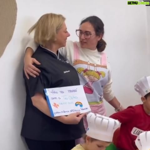 Cátia Goarmon - 750 Likes - Uma garoupa escondida nas batatas preparada pela Chef Cátia, deixou a pequenada da Escola de Santo António, Parede, ainda mais satisfeita durante o almoço de hoje no refeitório. É o projeto “O Chef vai à Escola”, que desafia Chefs de Cozinha a dar outro toque a refeições nas escolas da rede pública, usando os ingredientes habituais.
.
.
#maonamassa #chefvaiaescola #refeitorioescolar