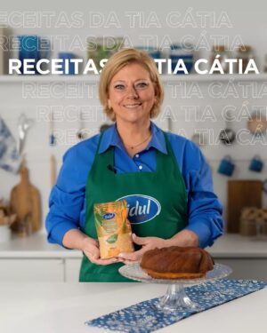 Cátia Goarmon Instagram - Depois dos pecados dos últimos meses, chega o bolo de que estavas à espera, com o carinho da @tia_catia : de cenoura e amêndoa! 🍰 🥕 

O que não te pode faltar: 

100g de Açúcar Mascavado Sidul com Stevia 
150 ml de leite 
50 ml de óleo de girassol 
1 colher de café de extrato de baunilha 
Raspa de 1 laranja 
3 cenouras médias raladas 
250 g de farinha sem fermento 
1 colher de sobremesa de fermento em pó 
1 colher de café de flor de sal 
2 colheres de sobremesa de canela 
100 g de amêndoas tostadas e picadas 

Para preparares, começa por: 

👩‍🍳 Numa taça, misturar o Açúcar Mascavado com Stevia com leite, o óleo de girassol, a essência de baunilha, a raspa de laranja e as cenouras. Reserva. 
👩‍🍳 Noutra taça, colocar a farinha, o fermento em pó, a canela, a flor de sal e misturar bem. 
👩‍🍳 Juntar os ingredientes secos ao preparado da cenoura e envolver. Acrescenta as amêndoas picadas e mistura tudo bem. 
👩‍🍳 Depois, deita o preparado do bolo numa forma redonda, untada com óleo e polvilhada com farinha. Leva ao forno pré-aquecido a 180ºC durante 30 minutos... Et voilá! 

Agora é só servir com um chá quentinho e aproveitar. ☕ 

#Sidul #SidulDocesMomentos #Açúcar #TiaCatia #Bolo #BolodeCenoura