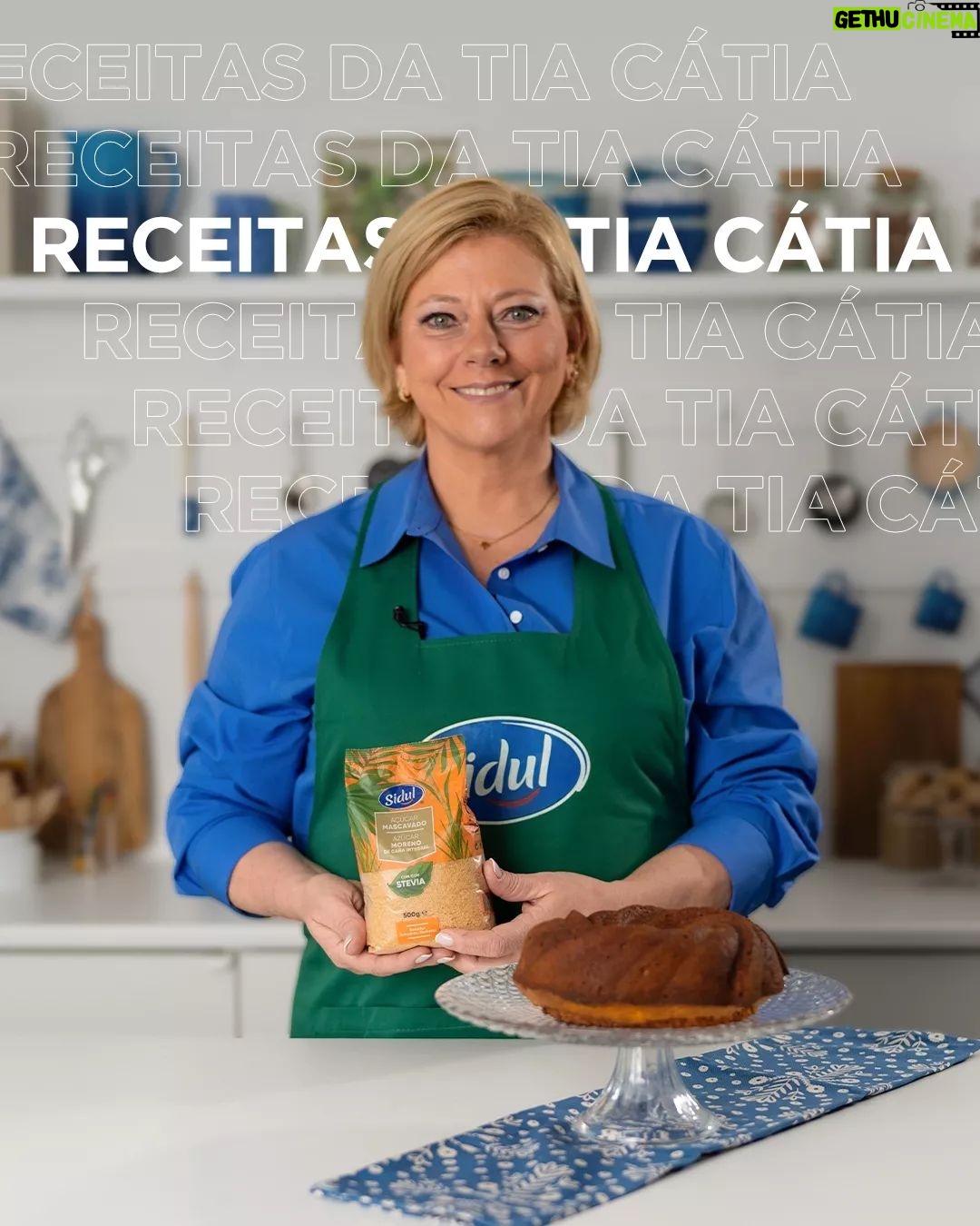 Cátia Goarmon - 1.5K Likes - Depois dos pecados dos últimos meses, chega o bolo de que estavas à espera, com o carinho da @tia_catia : de cenoura e amêndoa! 🍰 🥕
O que não te pode faltar:
100g de Açúcar Mascavado Sidul com Stevia
150 ml de leite
50 ml de óleo de girassol
1 colher de café de extrato de baunilha
Raspa de 1 laranja
3 cenouras médias raladas
250 g de farinha sem fermento
1 colher de sobremesa de fermento em pó
1 colher de café de flor de sal
2 colheres de sobremesa de canela
100 g de amêndoas tostadas e picadas
Para preparares, começa por:
👩🍳 Numa taça, misturar o Açúcar Mascavado com Stevia com leite, o óleo de girassol, a essência de baunilha, a raspa de laranja e as cenouras. Reserva.
👩🍳 Noutra taça, colocar a farinha, o fermento em pó, a canela, a flor de sal e misturar bem.
👩🍳 Juntar os ingredientes secos ao preparado da cenoura e envolver. Acrescenta as amêndoas picadas e mistura tudo bem.
👩🍳 Depois, deita o preparado do bolo numa forma redonda, untada com óleo e polvilhada com farinha. Leva ao forno pré-aquecido a 180ºC durante 30 minutos... Et voilá!
Agora é só servir com um chá quentinho e aproveitar. ☕
#Sidul #SidulDocesMomentos #Açúcar #TiaCatia #Bolo #BolodeCenoura