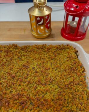 Cátia Goarmon Instagram - Como aproveitar as sobras do bacalhau? 🤔 @estamanhatvi 🎄 

INGREDIENTES:
Para o crocante:
·  20g de coentros
·  100g de Broa de milho
·  1 dente de alho
·  Flor de sal q.b.
 
Para o bacalhau:
·  2 cebolas picadas
·  1 folha de louro
·  4 dentes de alho
·  400g de bacalhau demolhado e desfiado
·  200g de espinafres frescos
·  40g de coentros picados
·  50g farinha
·  500ml de leite
·  200ml de natas
·  200g de batata palha
·  Azeite q.b.
·  Sal q.b.
·  Pimenta q.b.
·  Noz-moscada q.b.
·  Spray de Azeite
 
PREPARAÇÃO:
 
Comece por preparar o crocante, num processador triture 20g de coentros, 100g de broa de milho, 1 dente de alho e uma pitada de flor de sal até obter uma areia. Reserve
 Num tacho, refogue em azeite, as cebolas, os dentes de alho e uma folha de louro.
Retire a folha de louro, junte o bacalhau desfiado, tempere com sal, pimenta, noz-moscada e deixe o bacalhau cozinhar por alguns minutos. Adicione os espinafres e os coentros picados e misture bem.
Acrescente a farinha e vá vertendo o leite, sempre a mexer, até engrossar. Junte as natas, a batata palha e envolva bem. Espalhe o preparado numa travessa, cubra com a broa, pulverize com o azeite em spray e leve ao forno para tostar por 30 minutos a 180 graus.
Sirva o bacalhau ainda quente, acompanhado de uma salada verde.