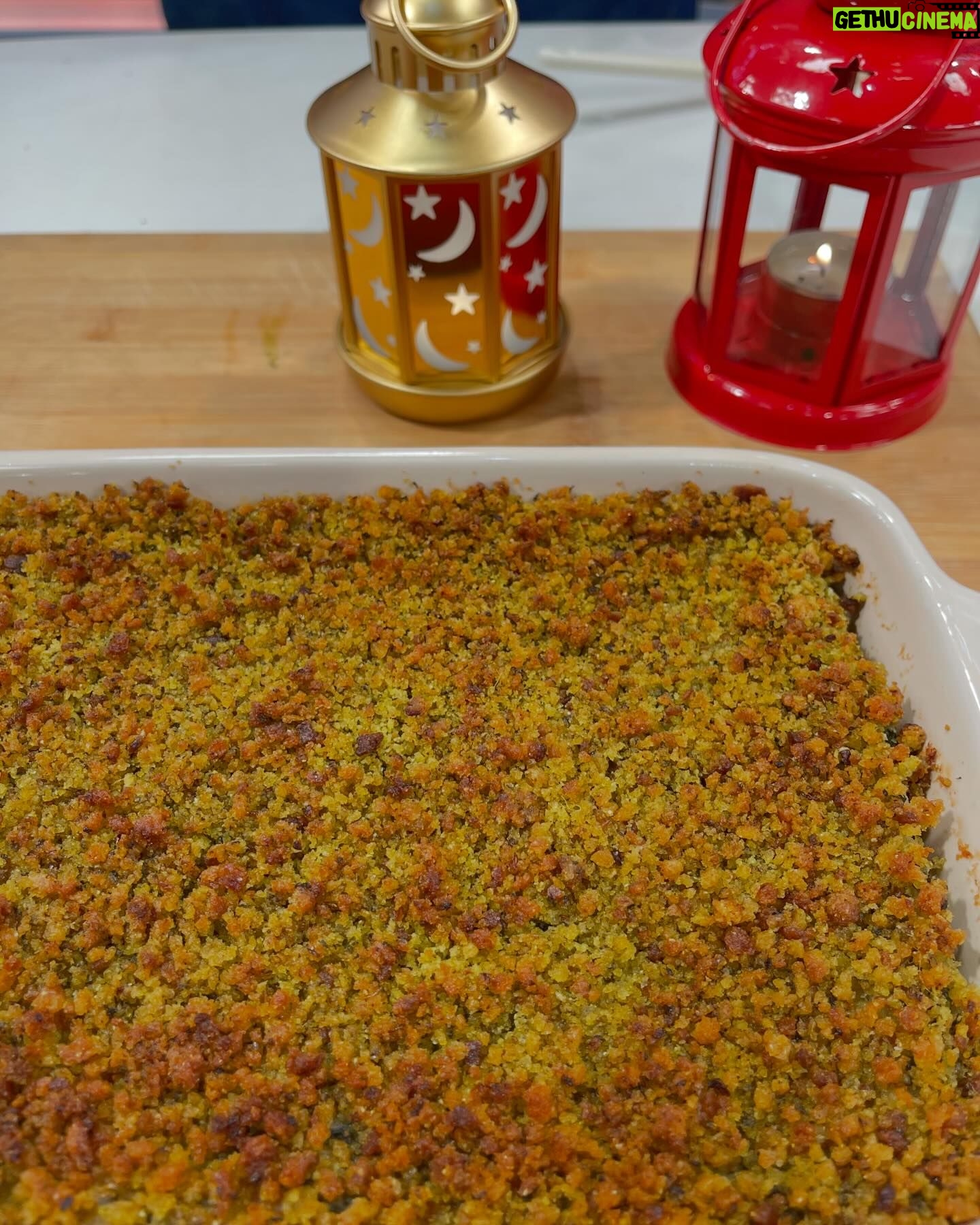 Cátia Goarmon - 695 Likes - Como aproveitar as sobras do bacalhau? 🤔 @estamanhatvi 🎄
INGREDIENTES:
Para o crocante:
· 20g de coentros
· 100g de Broa de milho
· 1 dente de alho
· Flor de sal q.b.
Para o bacalhau:
· 2 cebolas picadas
· 1 folha de louro
· 4 dentes de alho
· 400g de bacalhau demolhado e desfiado
· 200g de espinafres frescos
· 40g de coentros picados
· 50g farinha
· 500ml de leite
· 200ml de natas
· 200g de batata palha
· Azeite q.b.
· Sal q.b.
· Pimenta q.b.
· Noz-moscada q.b.
· Spray de Azeite
PREPARAÇÃO:
Comece por preparar o crocante, num processador triture 20g de coentros, 100g de broa de milho, 1 dente de alho e uma pitada de flor de sal até obter uma areia. Reserve
Num tacho, refogue em azeite, as cebolas, os dentes de alho e uma folha de louro.
Retire a folha de louro, junte o bacalhau desfiado, tempere com sal, pimenta, noz-moscada e deixe o bacalhau cozinhar por alguns minutos. Adicione os espinafres e os coentros picados e misture bem.
Acrescente a farinha e vá vertendo o leite, sempre a mexer, até engrossar. Junte as natas, a batata palha e envolva bem. Espalhe o preparado numa travessa, cubra com a broa, pulverize com o azeite em spray e leve ao forno para tostar por 30 minutos a 180 graus.
Sirva o bacalhau ainda quente, acompanhado de uma salada verde.