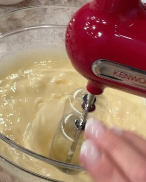 Cátia Goarmon Instagram - A Tia Cátia está de volta à nossa cozinha, para nos ensinar a receita de um bolo delicioso, ideal para quem gosta de limão: Bolo com sementes de papoila e creme de limão. 🍰🍋