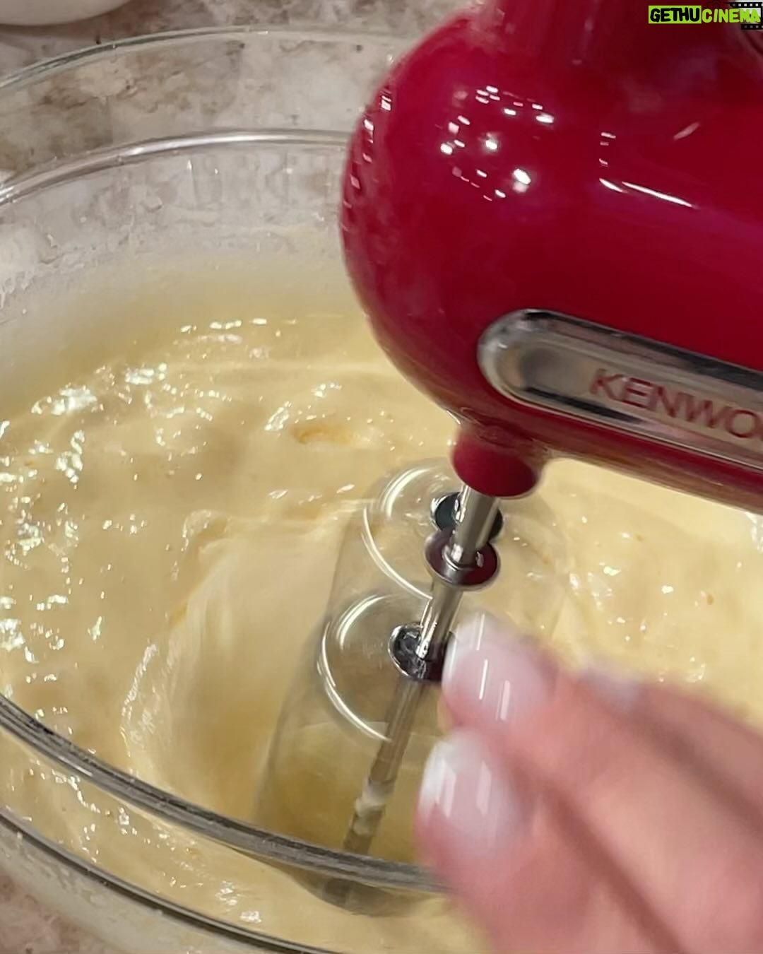 Cátia Goarmon - 1.8K Likes - A Tia Cátia está de volta à nossa cozinha, para nos ensinar a receita de um bolo delicioso, ideal para quem gosta de limão: Bolo com sementes de papoila e creme de limão. 🍰🍋
