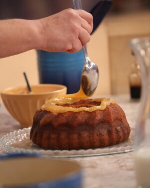 Cátia Goarmon Instagram - A Tia Cátia está de volta à nossa cozinha, para nos ensinar a receita de um bolo delicioso, ideal para quem gosta de limão: Bolo com sementes de papoila e creme de limão. 🍰🍋