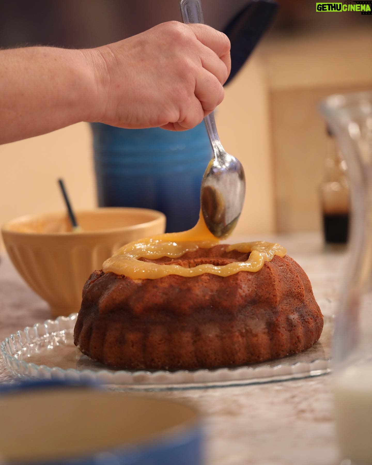 Cátia Goarmon - 1.8K Likes - A Tia Cátia está de volta à nossa cozinha, para nos ensinar a receita de um bolo delicioso, ideal para quem gosta de limão: Bolo com sementes de papoila e creme de limão. 🍰🍋