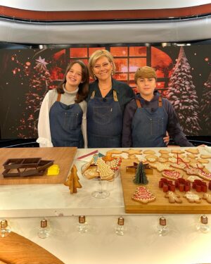 Cátia Goarmon Instagram - Para celebrar a chegada de Dezembro, tivemos uma manhã de bolachas com a Francisca e com o Tomás no @estamanhatvi 🎅🏼

BOLACHAS DE NATAL

Ingredientes:
● 500g de farinha de trigo
● 250g de açúcar amarelo
● 250g de manteiga à temperatura ambiente
● 1 ovo
● 1 c. café de gengibre
● 1 c. café de canela
● 1 c. café de flor de sal
● 1 c. café de essência de baunilha
 
 
Preparação:
Coloque todos os ingredientes num processador de alimentos e triture até obter uma massa homogénea.
Na bancada coloque metade da massa sobre uma folha de papel vegetal e cubra com outra folha do mesmo papel. Com o rolo estenda a massa até ficar com 5mm. Repita novamente o processo com a restante massa. 
Com cortantes em forma de estrelas ou corações, faça as bolachas. Coloque-as num tabuleiro com papel vegetal e leve ao forno, pré-aquecido a 160ºC, por 15 minutos.
 Deixe arrefecer no tabuleiro.