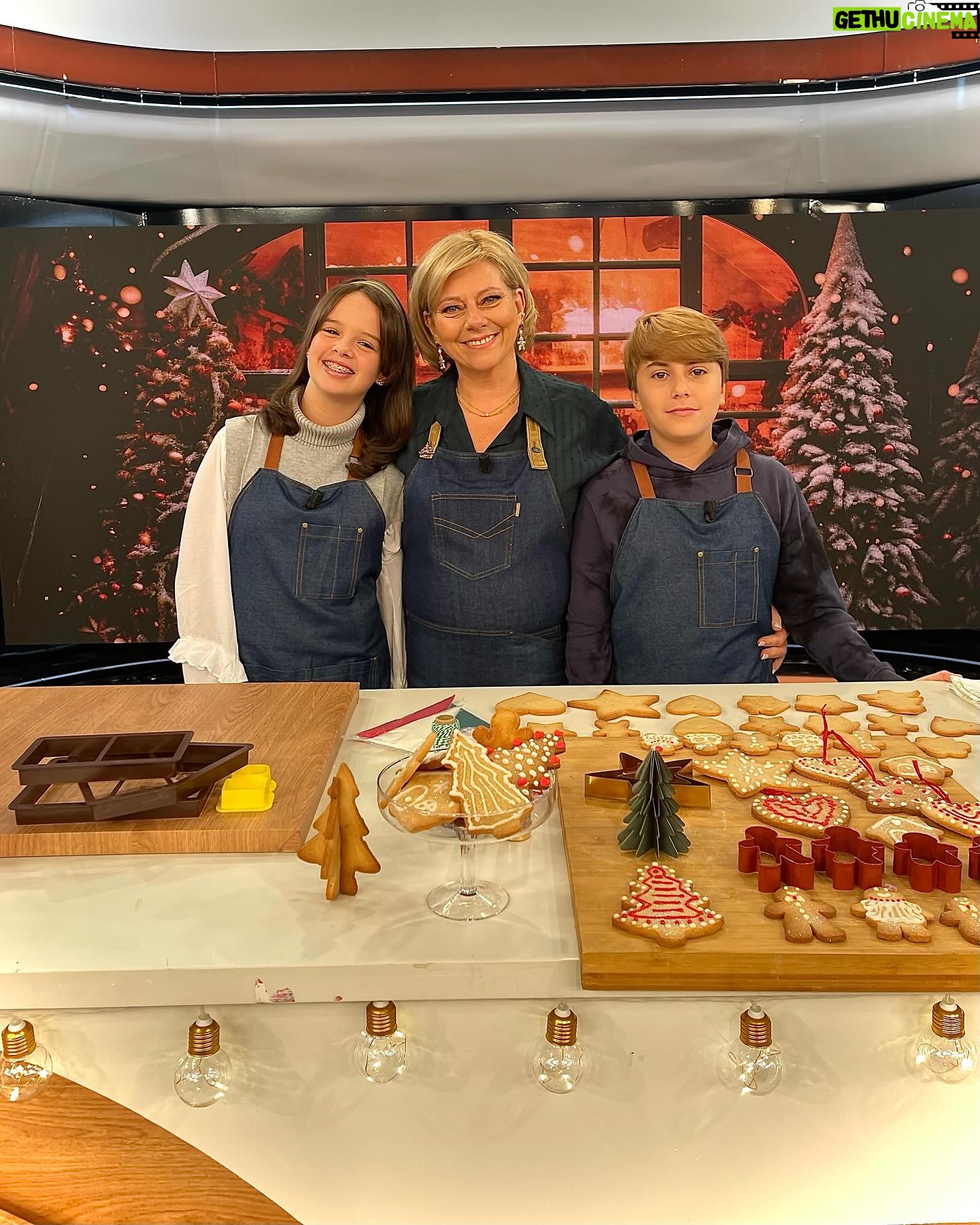 Cátia Goarmon - 2.6K Likes - Para celebrar a chegada de Dezembro, tivemos uma manhã de bolachas com a Francisca e com o Tomás no @estamanhatvi 🎅🏼
BOLACHAS DE NATAL
Ingredientes:
● 500g de farinha de trigo
● 250g de açúcar amarelo
● 250g de manteiga à temperatura ambiente
● 1 ovo
● 1 c. café de gengibre
● 1 c. café de canela
● 1 c. café de flor de sal
● 1 c. café de essência de baunilha
Preparação:
Coloque todos os ingredientes num processador de alimentos e triture até obter uma massa homogénea.
Na bancada coloque metade da massa sobre uma folha de papel vegetal e cubra com outra folha do mesmo papel. Com o rolo estenda a massa até ficar com 5mm. Repita novamente o processo com a restante massa.
Com cortantes em forma de estrelas ou corações, faça as bolachas. Coloque-as num tabuleiro com papel vegetal e leve ao forno, pré-aquecido a 160ºC, por 15 minutos.
Deixe arrefecer no tabuleiro.