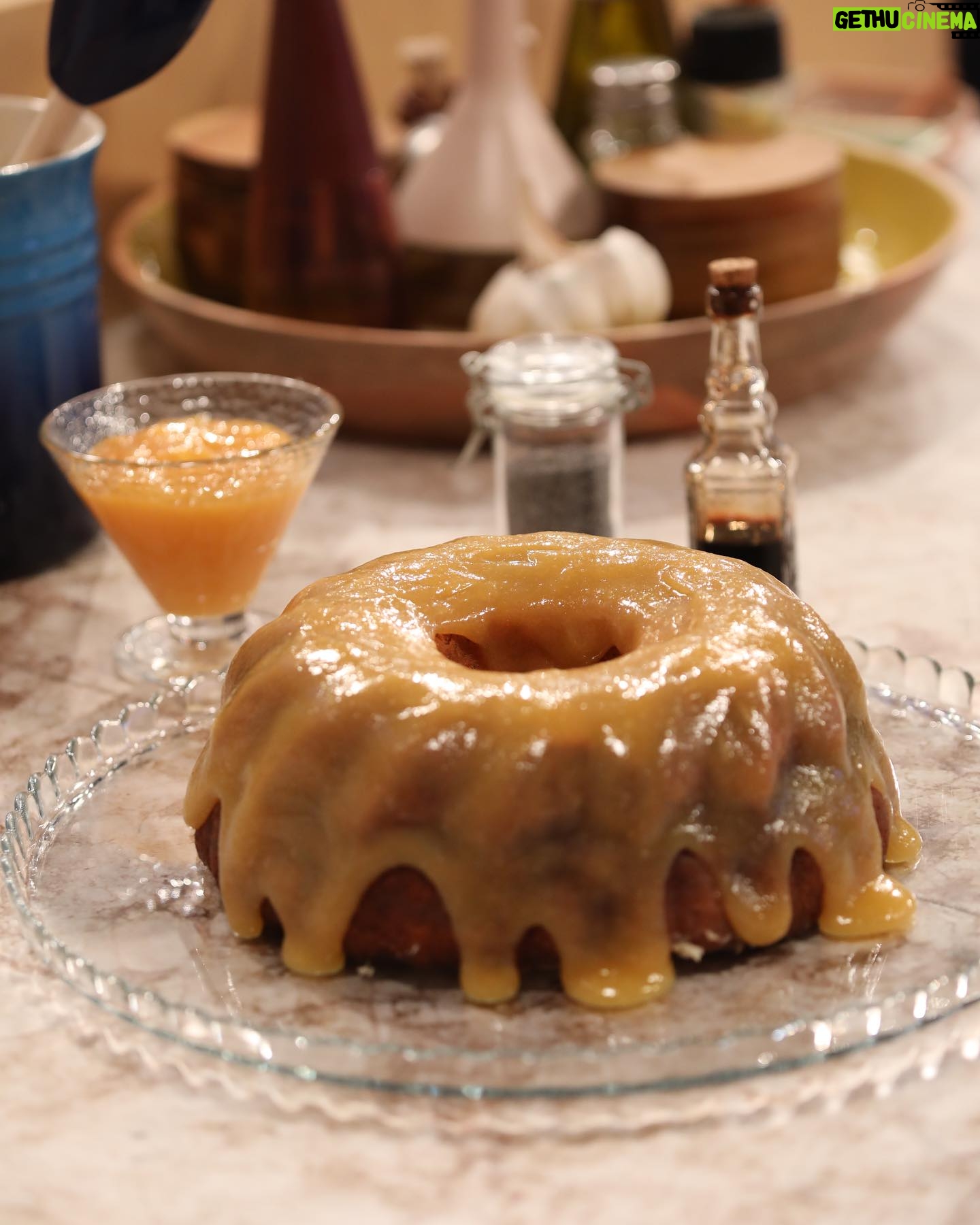 Cátia Goarmon - 1.8K Likes - A Tia Cátia está de volta à nossa cozinha, para nos ensinar a receita de um bolo delicioso, ideal para quem gosta de limão: Bolo com sementes de papoila e creme de limão. 🍰🍋