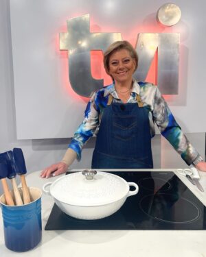 Cátia Goarmon Instagram - Aqui vai mais uma receita prática, económica e saborosa, aproveitando sobras de frango assado! 🥧

INGREDIENTES:

· 4 colheres de sopa de Azeite
· 1 cebola grande picada
· 1 dente de alho picado
· 300 g de frango assado e desfiado
. 150 g de brócolos cozidos, uma cenoura cozida e picada 
· 50 g de farinha
· 500 ml de leite
· 2 bases de massa quebrada
· Sal e pimenta q.b.

PREPARAÇÃO:
 
Num tacho aqueça 4 colheres de sopa de Azeite e refogue 1 cebola grande picada e 1 dente de alho picado, e deixe alourar. Acrescente 300 g de frango assado e desfiado, 150 g de brócolos cozidos e uma cenoura cozida e picada, polvilhe com 50g de farinha, alternando com 500ml leite, mexendo sempre. Mantenha o tacho sobre lume brando e continuando sempre a mexer até que o preparado esteja cozinhado. 
Tempere com sal, pimenta e noz-moscada.
Retire o tacho do lume e deixe arrefecer.
Coloque a massa numa forma com o prato amovível e forrado com papel vegetal. Com um garfo, pique o fundo da base.
Recheie com o preparado de frango, cubra com o topo da empada e sele apertando com os dedos e fazendo pequenas virolas na massa. 
Pincele com o ovo e leve ao forno por 50 minutos a 170ªC ou até ficar dourada.
Pode substituir o frango por sobras de bacalhau ou outros legumes!