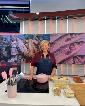 Cátia Goarmon Instagram - Hoje no @estamanhatvi a arranjar forma de dar peixe às crianças! 🐟 

Preparado base para bolonhesa: 
- 1 cebola grande picada 
- 2 dentes de alho picados 
- 1/2 talo de aipo picado
- 1 cenoura picada 
- 200g de couve flor e brócolos picados 
- 1 lata pequena de tomate pelado picado 
- 200 ml de polpa de tomate 
- 1 colher de sopa de oregãos 
- sal qb
- Pimenta qb 
- Azeite qb
Acrescentar carne ou peixe conforme gosto!