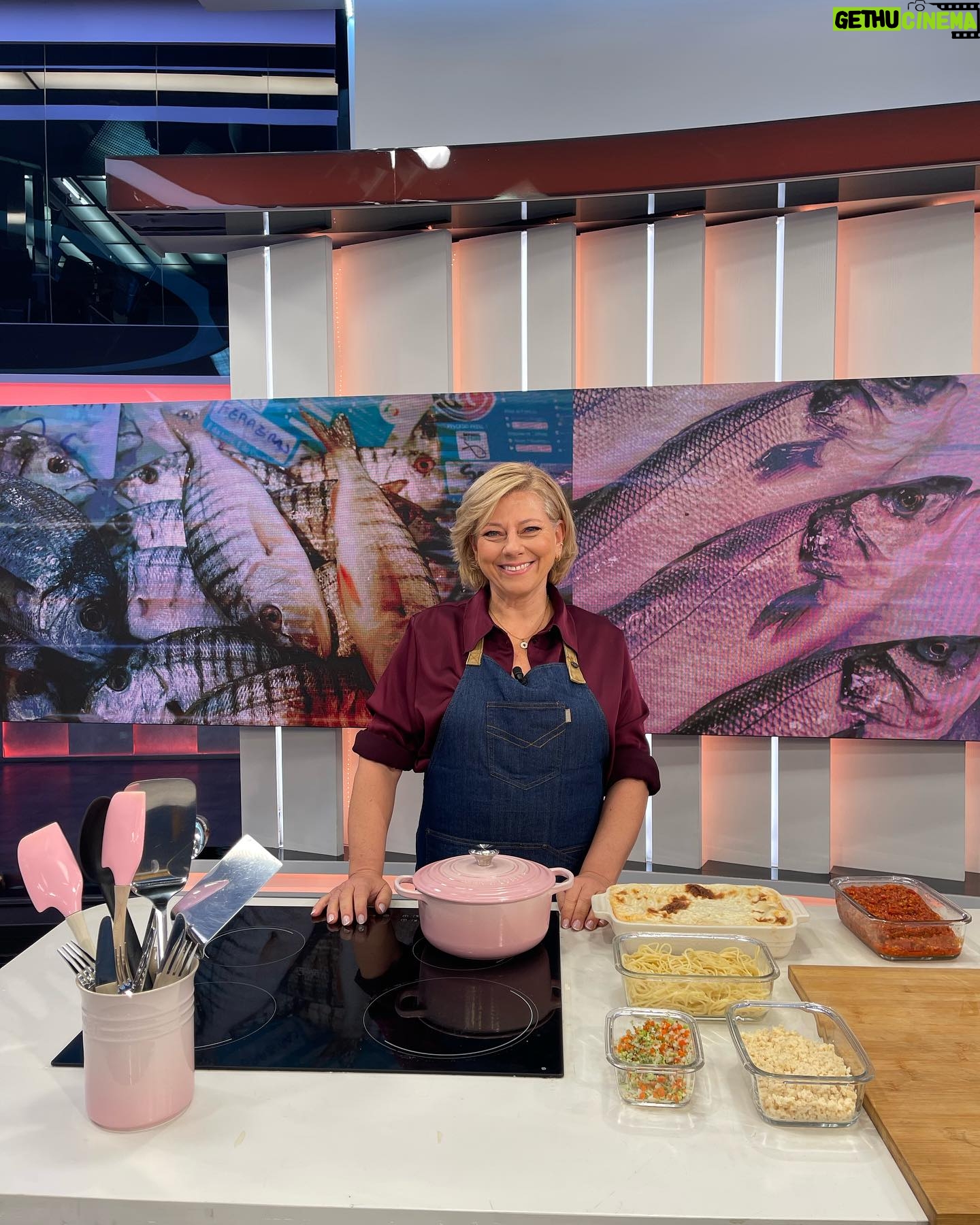 Cátia Goarmon - 1.6K Likes - Hoje no @estamanhatvi a arranjar forma de dar peixe às crianças! 🐟
Preparado base para bolonhesa:
- 1 cebola grande picada
- 2 dentes de alho picados
- 1/2 talo de aipo picado
- 1 cenoura picada
- 200g de couve flor e brócolos picados
- 1 lata pequena de tomate pelado picado
- 200 ml de polpa de tomate
- 1 colher de sopa de oregãos
- sal qb
- Pimenta qb
- Azeite qb
Acrescentar carne ou peixe conforme gosto!