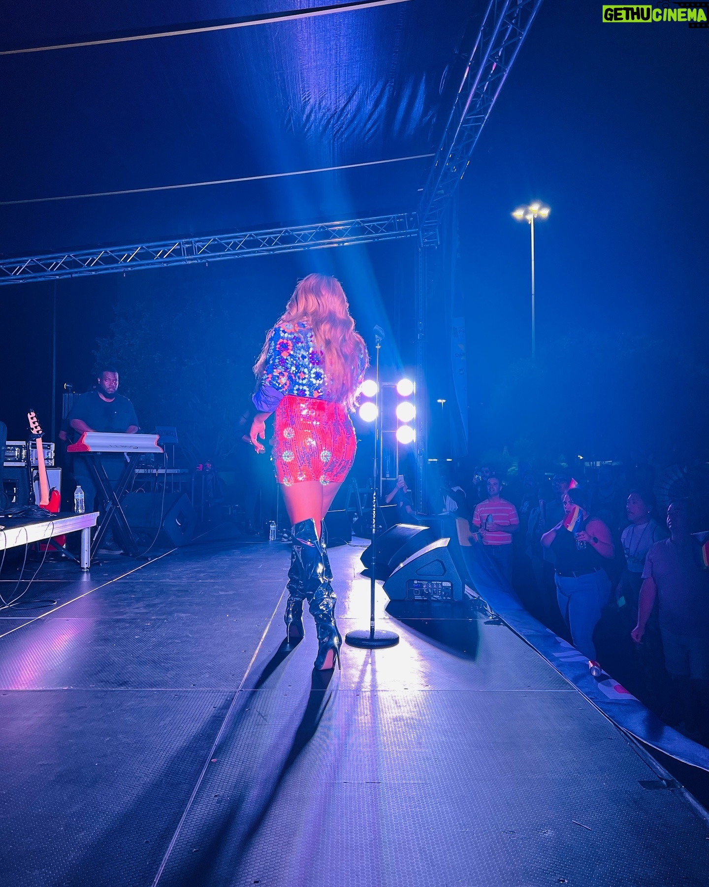 CeCe Peniston Instagram - Thank you so much for all the love @dallasprideofficial I appreciate y’all ❤️❤️❤️so much #lgbt #lgbtq #pridemonth #pride #cecepeniston #instagood #artist #artistsoninstagram #performance @andreayoungthestylist @arend.jackson @byronvgarrett @gold_n_dayz_travel_hispeedent @zomiller
