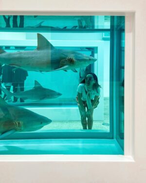 Ceci Flores Instagram - Nuestras tres cosas favoritas. 🤍🦈🪲 #DamienHirst (Los tiburones, los bichitos lindos y el bigote de mi novio)