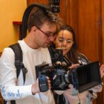 Ceci Flores Instagram – Terminó el rodaje de mi primer cortometraje. No me cabe la sonrisa en la cara. Gracias a todos los que creyeron en mí, y en mi historia. 
.
.
Definitivamente elegí al mejor cast para darle vida a Julián y a Renata @sergiolozano @caro_perezcano son increíbles.
.
.
Gracias @macariaactriz y @archiebalardi por su amistad, y por echarme la mano con éste que para mí, fue un proyecto muy especial. A @carloscorona70 por brincar al proyecto sin conocerme y confiar en mí.
.
.
A todo mi crew: que gozada compartir y reír con ustedes. ¡Qué talento! Me los llevo en el corazón. 
.
📽️🤍