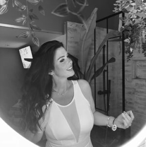Cécile Consul Instagram - 10 ans séparent ces 2 photos….2012/2022…. 

10ans avec énormément d’épreuves difficiles mais je suis là et au combien fière de moi🙏🙌, 

#garestcharles #marseille #cecilemapr5 #onelife