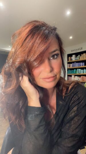 Cécile Consul Instagram - Je kiff mais je kiff ma nouvelle couleur 

Un grand merci à @sabrina_creation  un confiance aveugle et j’ai eu raison🥰🙏

Vous aimez?