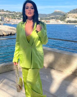 Cécile Consul Instagram - Tenues printanières 🔆🌺☘️

Vous préfère la 1?ou 2?

Je déclare la saison de la plage,soleil et barbecue ouverte !!!!!

Hibernation terminée !🙌