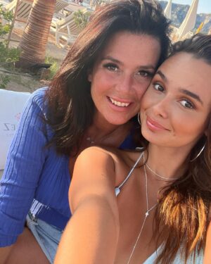 Cécile Consul Instagram - EN UN MOT si vous deviez décrire notre relation 😀😉

#marseille #merefille #été2023 #soleil#summer