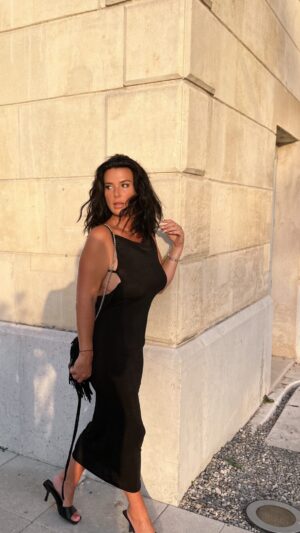 Cécile Consul Instagram - Alors je vous préviens j’ai mis 3h30 pour faire ce reels digne d’une très grande influenceuse INTERNATIONALE…!

Un maximum de ♥️ 

Cordialement votre boucan 

#picture #shooting #summer
