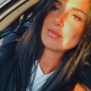 Cécile Consul Instagram - J'aime trop cette vidéo 🤩

Vous savez pourquoi?
Jsuis heureuse et épanouie 

Je veux être comme ça pour tte la vie❤

Et je le serais 🌞🌞🌞
#cecilemapr5 #lionne #girlpower #happy