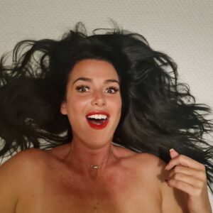 Cécile Consul Instagram - Bref...j'ai voulu être sérieuse...c'est raté 

UN GRAND MERCI A @chanelofficial même si vous ne connaissez pas mon existence....👌🤤

Je porte le rouge édition limitée n°176

Merci à ma fille pour ce joli cadeau 🎁