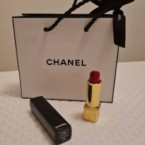 Cécile Consul Instagram - Bref...j'ai voulu être sérieuse...c'est raté 

UN GRAND MERCI A @chanelofficial même si vous ne connaissez pas mon existence....👌🤤

Je porte le rouge édition limitée n°176

Merci à ma fille pour ce joli cadeau 🎁