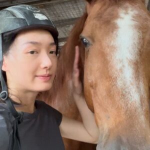 Cecilia Choi Instagram - 我和我的馬馬好朋友🐴