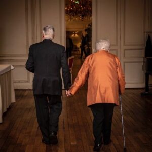Cécilia Hornus Instagram - La mort des amants

Nous aurons des lits pleins d’odeurs légères,
Des divans profonds comme des tombeaux,
Et d’étranges fleurs sur des étagères,
Ecloses pour nous sous des cieux plus beaux.

Usant à l’envi leurs chaleurs dernières,
Nos deux coeurs seront deux vastes flambeaux,
Qui réfléchiront leurs doubles lumières
Dans nos deux esprits, ces miroirs jumeaux.

Un soir fait de rose et de bleu mystique,
Nous échangerons un éclair unique,
Comme un long sanglot, tout chargé d’adieux ;

Et plus tard un Ange, entr’ouvrant les portes,
Viendra ranimer, fidèle et joyeux,
Les miroirs ternis et les flammes mortes.

Charles Beaudelaire