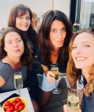 Cécilia Hornus Instagram - Un quatuor d’amour qui se retrouve! 
La joie, la fête, et l’amitié au sommet. 

#messoeursdamour
@annedecisoff 🌸@elodievarletofficiel 🌺
@clairedlr72 🌼
❤️💖❤️💖❤️💖❤️💖❤️💖❤️💖