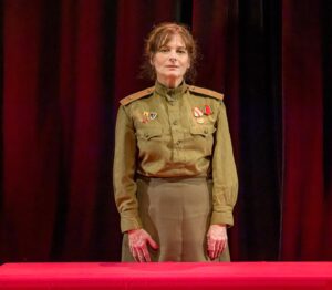 Cécilia Hornus Instagram - « La guerre n’a pas un visage de femme » d’après Svetlana Alexiévitch poursuit sa tournée. 

Retrouvez les guerrières toute cette semaine au Théâtre du Jeu de Paume à Aix en Provence pour écouter les récits incroyables de ces combattantes si héroïques. Nous aurons le plaisir d’échanger avec le public à l’issue de la représentation du mercredi 25. 

Notre spectacle se poursuivra ensuite à La Cigalière à Serignan puis au Centre des Bords de Marne.
Ensuite nous investirons Le Girasole  tout juillet à l’occasion du Festival d’Avignon. 

Théâtre du Jeu de Paume à Aix en Provence 

Mardi 24 janvier ➡️ 20h
Mercredi 25 janvier ➡️ 19h 
Jeudi 26 janvier ➡️ 20h 

La Cigalière à Serignan 

Vendredi 3 Février ➡️ 20h30

Théâtre Le Girasole à Avignon 

Du 7 au 30 juillet (horaire à préciser ). 

#laguerrenapasunvisagedefemme
#SvetlanaAlexievitch 
#emmanuellerozes #marionbierry #denislemaitre 
@vogt.val @sdlr65 @sandrine_molaro @marc_boudet @virginiehoudiniere @lacigaliere.serignan @marilu_production @jeanclaudelande @christsegura @artistesadami 
Crédit photo @stephaneparphot 
#compagniedesorphelins #dominiquebluzet #veroniquesternberg