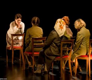 Cécilia Hornus Instagram - « La guerre n’a pas un visage de femme » d’après Svetlana Alexiévitch poursuit sa tournée. 

Retrouvez les guerrières toute cette semaine au Théâtre du Jeu de Paume à Aix en Provence pour écouter les récits incroyables de ces combattantes si héroïques. Nous aurons le plaisir d’échanger avec le public à l’issue de la représentation du mercredi 25. 

Notre spectacle se poursuivra ensuite à La Cigalière à Serignan puis au Centre des Bords de Marne.
Ensuite nous investirons Le Girasole  tout juillet à l’occasion du Festival d’Avignon. 

Théâtre du Jeu de Paume à Aix en Provence 

Mardi 24 janvier ➡️ 20h
Mercredi 25 janvier ➡️ 19h 
Jeudi 26 janvier ➡️ 20h 

La Cigalière à Serignan 

Vendredi 3 Février ➡️ 20h30

Théâtre Le Girasole à Avignon 

Du 7 au 30 juillet (horaire à préciser ). 

#laguerrenapasunvisagedefemme
#SvetlanaAlexievitch 
#emmanuellerozes #marionbierry #denislemaitre 
@vogt.val @sdlr65 @sandrine_molaro @marc_boudet @virginiehoudiniere @lacigaliere.serignan @marilu_production @jeanclaudelande @christsegura @artistesadami 
Crédit photo @stephaneparphot 
#compagniedesorphelins #dominiquebluzet #veroniquesternberg