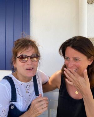 Cécilia Hornus Instagram - Suite au franc succès qu’a remporté la publi de notre reportage au sein de la zone industrielle de Quimper, nous voulions vous partager la suite de nos aventures bigoudènes🥳

1 - de l’inconvénient d’ouvrir ses fenêtres quand la lumière est restée allumée.

2 - Après m’avoir raconté une histoire passionnante et formidablement drôle, et ne pouvant réprimer un rire tonitruant, teinté d’admiration sans borne pour ce talent de narratrice dans lequel Anne excelle régulièrement. Sans fausse modestie. Bien sûr.

3 - Non Anne n’est pas en train de vérifier si un problème d’incontinence soudain intervient. Elle baisse simplement la tête.

4 - Aucune trace de salade entre nos dents. Ouf.

5 - Les meilleures imitations au monde du sourire de Lady di le jour de son mariage. 
Faut avoir la Ref, déso.

C’est cadeau. Et vous remarquerez que nous n’avons pas peur de nous afficher. Surtout moi 😂

📸@annedecisoff 💙 
merci de m’avoir filmée en cachette 
📷 @emmakabouche 🌟
merci pour les photos pas en cachette