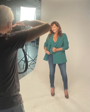 Cécilia Hornus Instagram - Je vous souhaite un très beau Noël. 
Plein d’amour. De joie. De surprises. De lumière. En attendant de se retrouver le 8 janvier sur @tf1. 

#plusbellelavieencoreplusbelle 
@newen_studios 
#estcequececostumevertcomptepourNOËL???? 🎄🎄🎄🎄
#joyeuxnoel