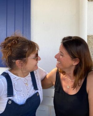 Cécilia Hornus Instagram - Suite au franc succès qu’a remporté la publi de notre reportage au sein de la zone industrielle de Quimper, nous voulions vous partager la suite de nos aventures bigoudènes🥳

1 - de l’inconvénient d’ouvrir ses fenêtres quand la lumière est restée allumée.

2 - Après m’avoir raconté une histoire passionnante et formidablement drôle, et ne pouvant réprimer un rire tonitruant, teinté d’admiration sans borne pour ce talent de narratrice dans lequel Anne excelle régulièrement. Sans fausse modestie. Bien sûr.

3 - Non Anne n’est pas en train de vérifier si un problème d’incontinence soudain intervient. Elle baisse simplement la tête.

4 - Aucune trace de salade entre nos dents. Ouf.

5 - Les meilleures imitations au monde du sourire de Lady di le jour de son mariage. 
Faut avoir la Ref, déso.

C’est cadeau. Et vous remarquerez que nous n’avons pas peur de nous afficher. Surtout moi 😂

📸@annedecisoff 💙 
merci de m’avoir filmée en cachette 
📷 @emmakabouche 🌟
merci pour les photos pas en cachette
