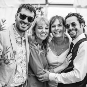 Cécilia Hornus Instagram - Allez c’est  la dernière soirée. Exceptionnelle évidemment. 
Tant de gratitude envers toutes les équipes. Production, écriture, technique, déco, artistique, communication et la ville de Marseille. 
 Je vous envoie tous beaucoup d’amour et à vous, notre public chéri qui nous a tant apporté et tant soutenu. 
Immense MERCI 
#ajamaislespremiers 
#plusbellelavie
#lafamille 

@pblvofficiel @newen_studios @france3
Crédits photos @fabien.trbn @olivier_martino