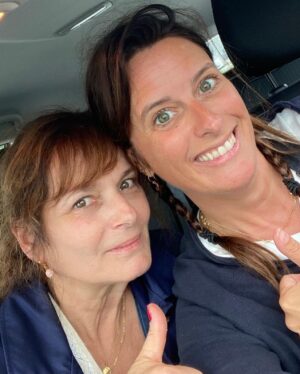 Cécilia Hornus Instagram - Aujourd’hui il pleuvait. Donc on a fait du shopping avec Anne. 

#Quimper #ViePassionnante #CoeurAvecLesDoigts #2pourLePrixD’Une #Kénavo #VivementL’Apéro #BientôtLaSuite!

Réalisé sans trucage.
@annedecisoff