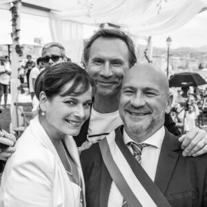 Cécilia Hornus Instagram - Allez c’est  la dernière soirée. Exceptionnelle évidemment. 
Tant de gratitude envers toutes les équipes. Production, écriture, technique, déco, artistique, communication et la ville de Marseille. 
 Je vous envoie tous beaucoup d’amour et à vous, notre public chéri qui nous a tant apporté et tant soutenu. 
Immense MERCI 
#ajamaislespremiers 
#plusbellelavie
#lafamille 

@pblvofficiel @newen_studios @france3
Crédits photos @fabien.trbn @olivier_martino