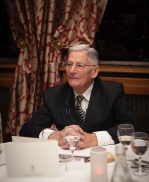 Cécilia Hornus Instagram - Sur la table de nuit de mon père, ce mouchoir chiffré à ses initiales que je lui avais brodé il y a fort longtemps pour la fête des pères. 

Il est dans ma main ce matin. Je le serre contre mon cœur.

Et je pense à toi, mon Papa adoré, qui es parti rejoindre ta bien-aimée. 

Bonne fête Papa. 🤍🌟
La première sans toi.