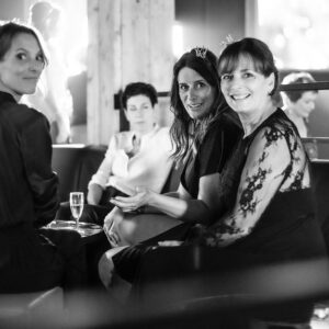 Cécilia Hornus Instagram - Allez c’est  la dernière soirée. Exceptionnelle évidemment. 
Tant de gratitude envers toutes les équipes. Production, écriture, technique, déco, artistique, communication et la ville de Marseille. 
 Je vous envoie tous beaucoup d’amour et à vous, notre public chéri qui nous a tant apporté et tant soutenu. 
Immense MERCI 
#ajamaislespremiers 
#plusbellelavie
#lafamille 

@pblvofficiel @newen_studios @france3
Crédits photos @fabien.trbn @olivier_martino