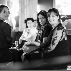 Cécilia Hornus Instagram - Allez c’est  la dernière soirée. Exceptionnelle évidemment. 
Tant de gratitude envers toutes les équipes. Production, écriture, technique, déco, artistique, communication et la ville de Marseille. 
 Je vous envoie tous beaucoup d’amour et à vous, notre public chéri qui nous a tant apporté et tant soutenu. 
Immense MERCI 
#ajamaislespremiers 
#plusbellelavie
#lafamille 

@pblvofficiel @newen_studios @france3
Crédits photos @fabien.trbn @olivier_martino
