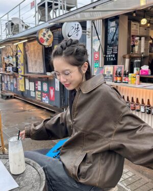 Cecilia So Instagram - 去到台北第二日就牙痛
我以為我蛀牙🥲 所以叫房東推薦她的牙醫給我，super 好客的她還帶著狗狗載我去診所哈哈哈哈哈哈哈想說我的媽媽好像也沒有跟我去看牙醫過
結果照了x光牙醫伯伯看了好久都說我沒蛀牙，最後他說我曾經有矯正牙齒，現在移位了所以會痛！omg!! 之前我也有試過牙痛去看醫生而醫生只叫我回家再痛再回來！牙醫伯伯真der 好厲害！一開始看到他覺得他好兇但最後弄完他居然溫柔地拋出一句辛苦嚕^_^ 
牙醫伯伯仔細地左看右看端詳著我牙齒的x 光片，苦惱得似是他本人在承受這個痛楚、房東媽媽心急的問著到底是什麼原因（對她還陪著我進去看診🤣🤣🤣）說我明天就要上課可不能頂著這個疼呢，這些小章節都讓我覺得有點不好意思有點溫暖—— 那幾天外面下着毛毛雨冰凍冰凍的，心卻是溫溫熱熱的。

#珊在台北記