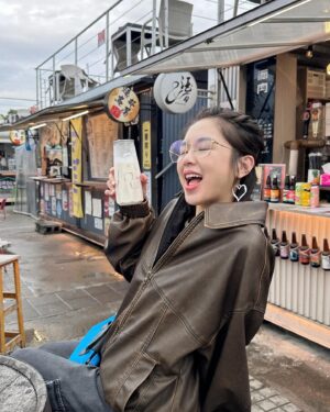Cecilia So Instagram - 去到台北第二日就牙痛
我以為我蛀牙🥲 所以叫房東推薦她的牙醫給我，super 好客的她還帶著狗狗載我去診所哈哈哈哈哈哈哈想說我的媽媽好像也沒有跟我去看牙醫過
結果照了x光牙醫伯伯看了好久都說我沒蛀牙，最後他說我曾經有矯正牙齒，現在移位了所以會痛！omg!! 之前我也有試過牙痛去看醫生而醫生只叫我回家再痛再回來！牙醫伯伯真der 好厲害！一開始看到他覺得他好兇但最後弄完他居然溫柔地拋出一句辛苦嚕^_^ 
牙醫伯伯仔細地左看右看端詳著我牙齒的x 光片，苦惱得似是他本人在承受這個痛楚、房東媽媽心急的問著到底是什麼原因（對她還陪著我進去看診🤣🤣🤣）說我明天就要上課可不能頂著這個疼呢，這些小章節都讓我覺得有點不好意思有點溫暖—— 那幾天外面下着毛毛雨冰凍冰凍的，心卻是溫溫熱熱的。

#珊在台北記
