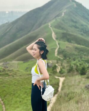 Cecilia So Instagram - 行咗4個鐘成個過程我哋只係見到六個人經過
膽小的我其實一直好驚自己入咗結界🫣👉🏻👈🏻
見到個嬸嬸咁樣跑我又好想跟佢跑
但不停上樓梯一個鐘之後就無力再亂咁fing 了
每行過一座小山丘就會問幾時先落山
友人總會一臉認真的回答說過咗嗰度就落去啦
現在想起來我才覺得友人應該是老點我的⋯⋯
結論是雞公嶺真不是新手friendly🫠 落山只是靠信念兩隻字去麻醉大腿的酸痛～ 大家千萬不要像我一樣抱住「大東山都行過啦」呢個輕鬆心態睇小呢個山😵‍💫 
但成功行哂真係好開心🥹 下次行邊度好呢？

outfit: @lululemonhk