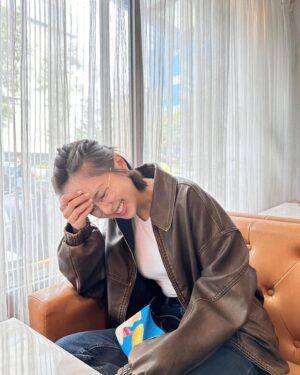 Cecilia So Instagram - 去到台北第二日就牙痛
我以為我蛀牙🥲 所以叫房東推薦她的牙醫給我，super 好客的她還帶著狗狗載我去診所哈哈哈哈哈哈哈想說我的媽媽好像也沒有跟我去看牙醫過
結果照了x光牙醫伯伯看了好久都說我沒蛀牙，最後他說我曾經有矯正牙齒，現在移位了所以會痛！omg!! 之前我也有試過牙痛去看醫生而醫生只叫我回家再痛再回來！牙醫伯伯真der 好厲害！一開始看到他覺得他好兇但最後弄完他居然溫柔地拋出一句辛苦嚕^_^ 
牙醫伯伯仔細地左看右看端詳著我牙齒的x 光片，苦惱得似是他本人在承受這個痛楚、房東媽媽心急的問著到底是什麼原因（對她還陪著我進去看診🤣🤣🤣）說我明天就要上課可不能頂著這個疼呢，這些小章節都讓我覺得有點不好意思有點溫暖—— 那幾天外面下着毛毛雨冰凍冰凍的，心卻是溫溫熱熱的。

#珊在台北記