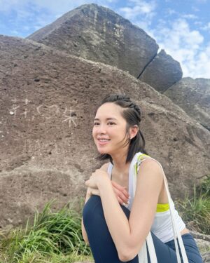 Cecilia So Instagram - 行咗4個鐘成個過程我哋只係見到六個人經過
膽小的我其實一直好驚自己入咗結界🫣👉🏻👈🏻
見到個嬸嬸咁樣跑我又好想跟佢跑
但不停上樓梯一個鐘之後就無力再亂咁fing 了
每行過一座小山丘就會問幾時先落山
友人總會一臉認真的回答說過咗嗰度就落去啦
現在想起來我才覺得友人應該是老點我的⋯⋯
結論是雞公嶺真不是新手friendly🫠 落山只是靠信念兩隻字去麻醉大腿的酸痛～ 大家千萬不要像我一樣抱住「大東山都行過啦」呢個輕鬆心態睇小呢個山😵‍💫 
但成功行哂真係好開心🥹 下次行邊度好呢？

outfit: @lululemonhk