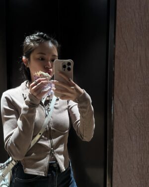 Cecilia So Instagram - 所以我又上戲劇課了
一個星期不停的練習時間真的很快就過了
每次多了解自己一點點還是有很驚訝的感覺「原來我會這樣噢」
我真的很喜歡會對這件事心存尊敬又不加批判而且非常認真的人
謝謝我的伙伴和老師
讓我很安全放心的交出自己
過程很累但太好玩了

「永遠不要放棄你的目標」
在一場戲中如此
在人生中也如是唷！！！(｡ì _ í｡)

#珊在台北記