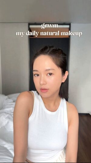 Cecilia So Instagram - grwm in seoul!!!⚡️
去旅行先有心機化咁仔細!!
最近好鍾意化呢種妝感自然  眼影眼線都輕輕的😏 
highlight shadow 一定要有💎
睇咗呢條先 grwm go!!✨✨

makeup base: cle de peau correcting cream veil
foundation: giorgio armani designer glow radiant revitalizing foundation color 2 3
contour: fenty beauty match stix amber  dear dahlia petal drop liquid blush moody
concealer: ipsa creative concealer ex
loose powder: laura mercier translucent loose setting powder
brow: anastasia brow definer  brow freeze gel
eyeshadow: nars osaka light reflecting quad eyeshadow  hourglass eyeshadow stick galaxy
blush: hourglass ambient palette 
eyeliner: heroine make soft define cream pencil
mascara: d&g everfull xl mascara
on lips: mtm 3d collamoist lip treatment  nars power matte lipstick 

#grwm #makeup #grwmmakeup
