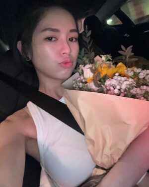 Cecilia So Instagram - 啊我就是那種就算很開心也不會怎麼表露出來的人
可能用emoji表達我還比較自在
所以如果某天你送了我什麼我毫無表情的拆開說著挺好看的嘛
那就是非常厲害的讚賞了哇哈哈哈哈
I人就這樣吧🤡👽😬
所以⋯ 我期待了好久的 @nobuhongkong 每一道菜都好好好好好好吃！！ 當然，當服務生來問我的時候我只是擺出洪海仁的臉孔輕輕說了聲：「好味呀～」 內心有多澎湃你不知道吧😼
thank you for the amazing arrangement LOVEEE🤍 @lhyleon @hongkongregent